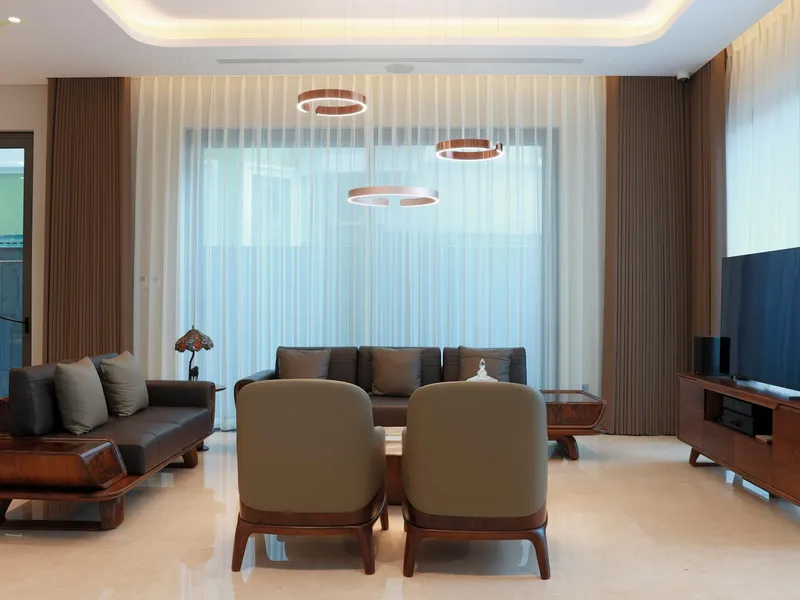 Phòng khách rộng với sofa và rèm voan